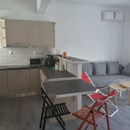 Seaview Apartment In Theheart Of Loutraki Eksteriør billede